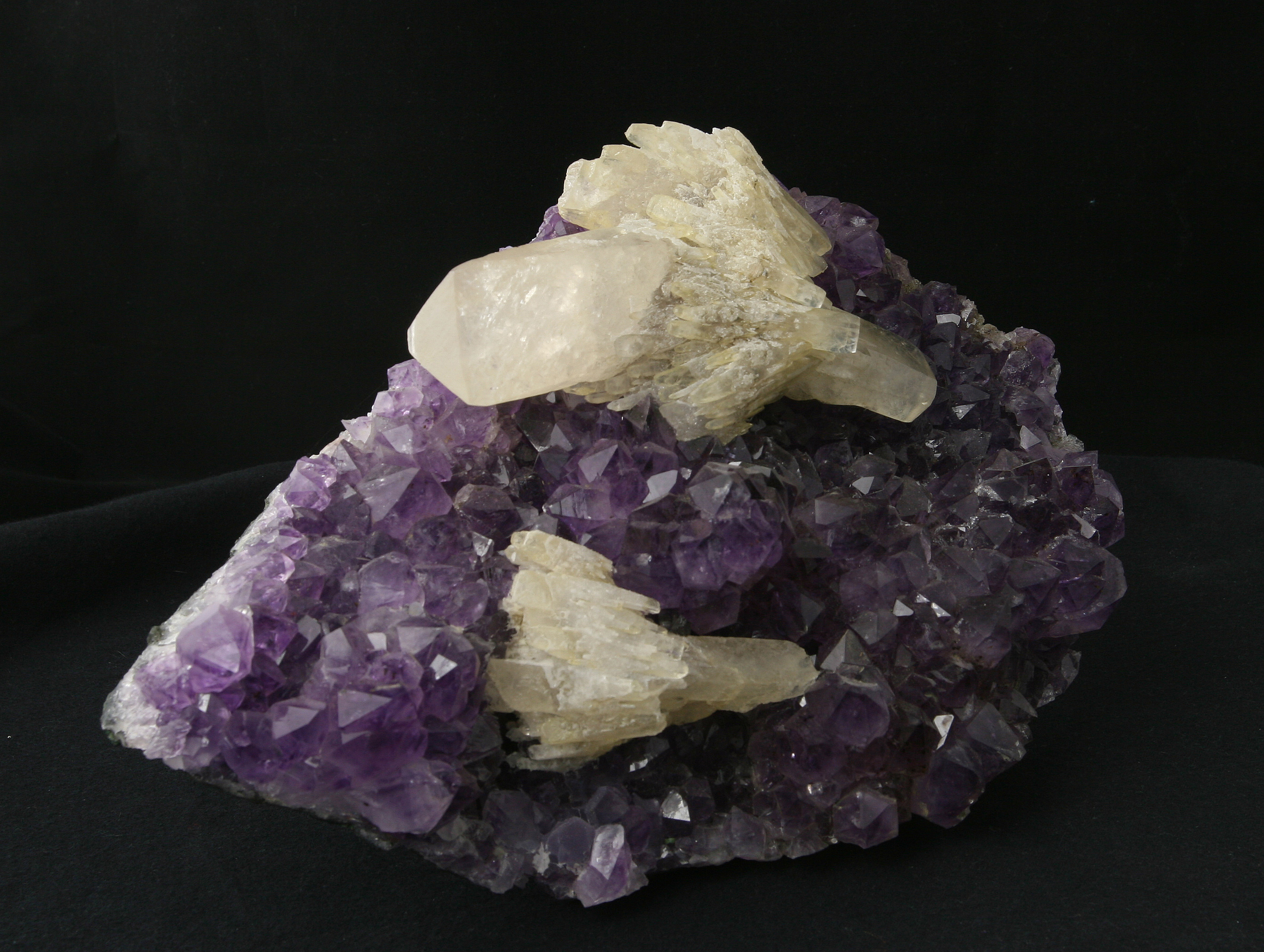 Amethyst mit Calcit