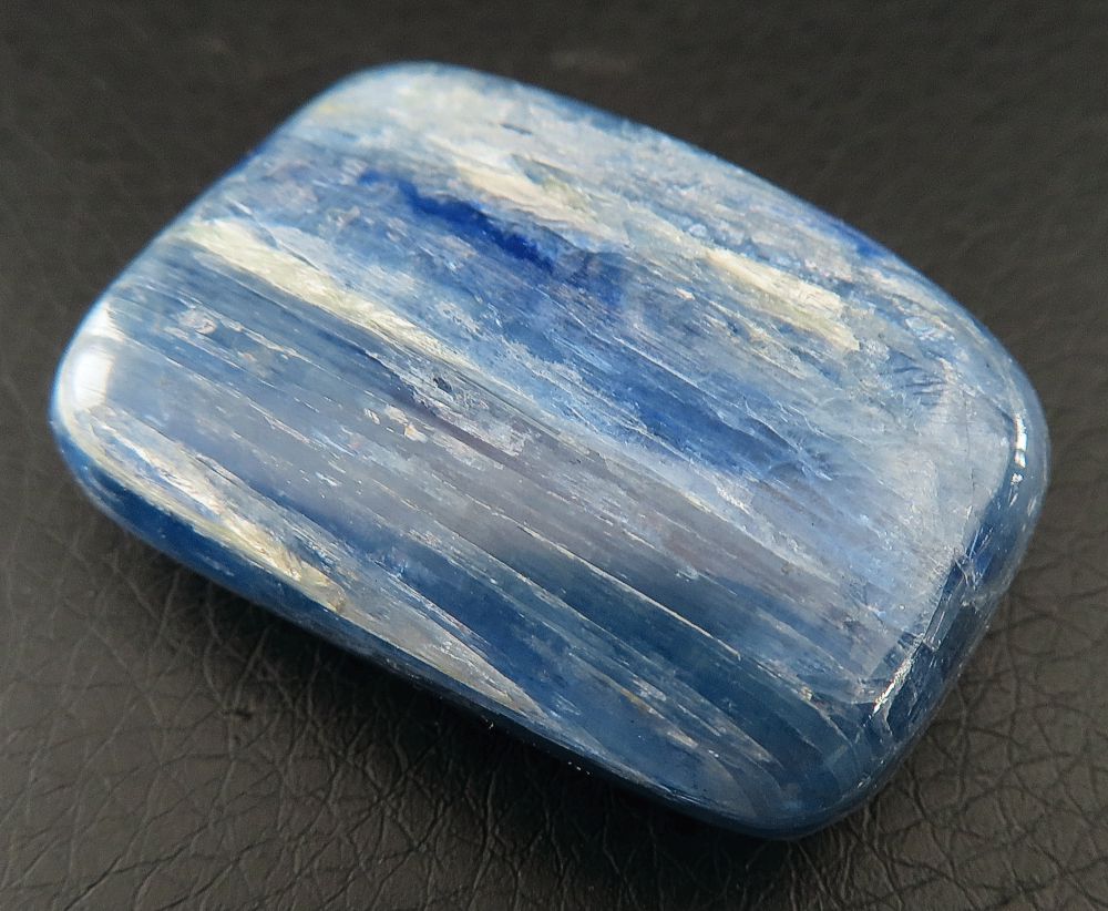 Disthen (Kyanit), hand-poliert