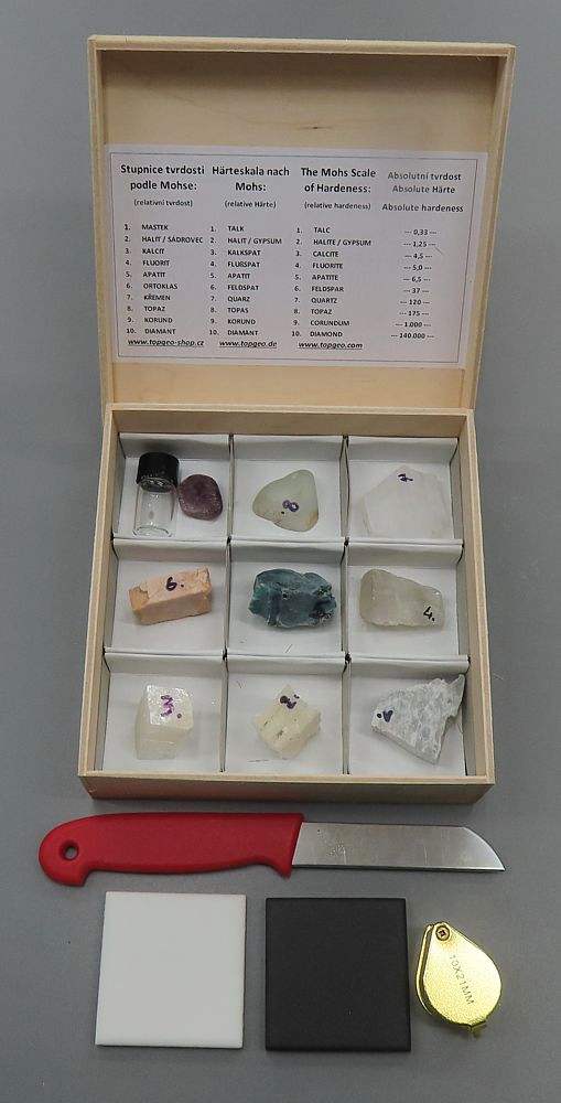 Härteskala nach Mohs mit Diamant und Lupe