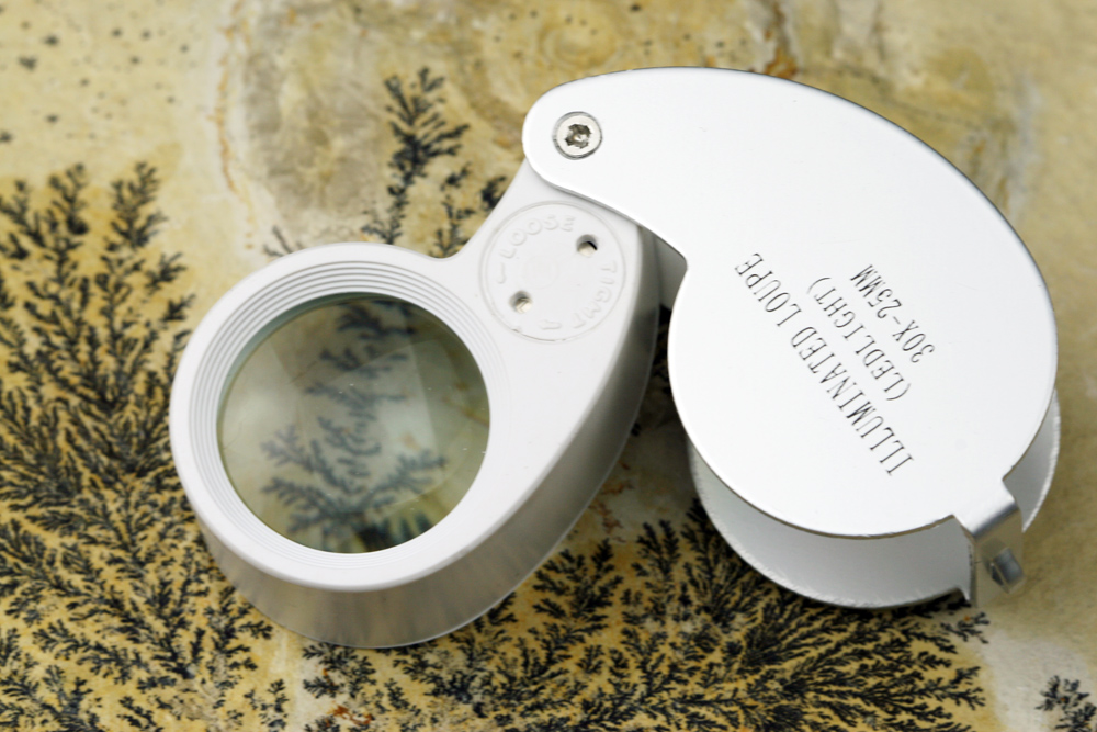 Illuminated magnifier 30x, LED-light