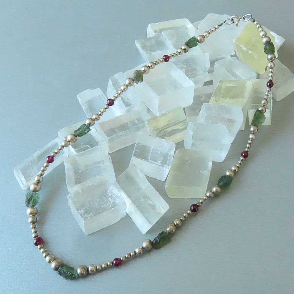 Moldavit Splitterkette mit Granat und Silber