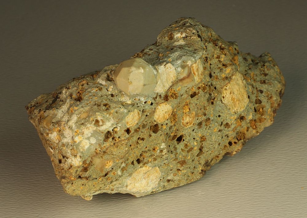 Pseudoleucit (Nefelin, Orthoklas Pseudomorfose nach Leucit)