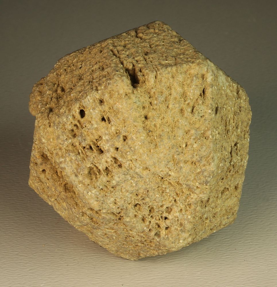 Pseudoleucit (Nefelin, Orthoklas Pseudomorfose nach Leucit)