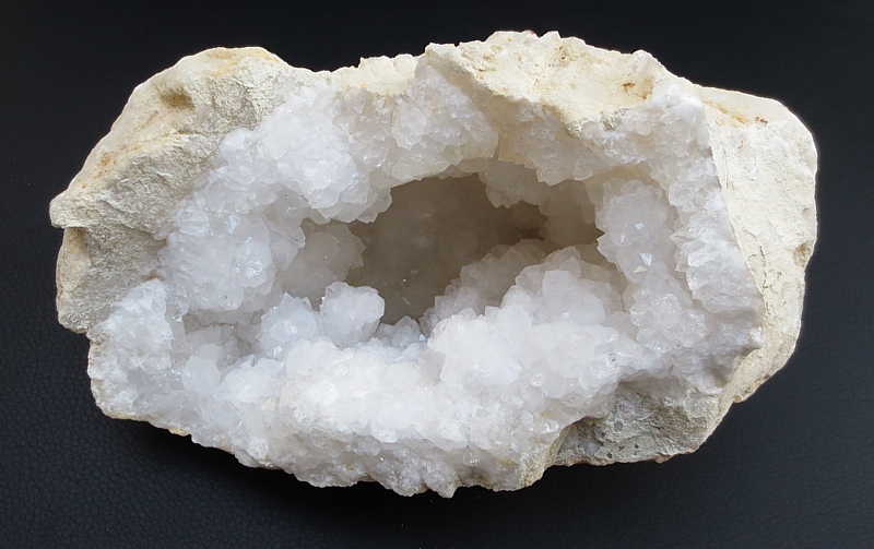 Quartz / crystal geode