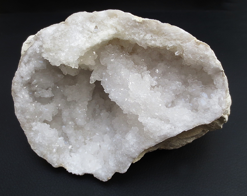 Quartz / crystal geode