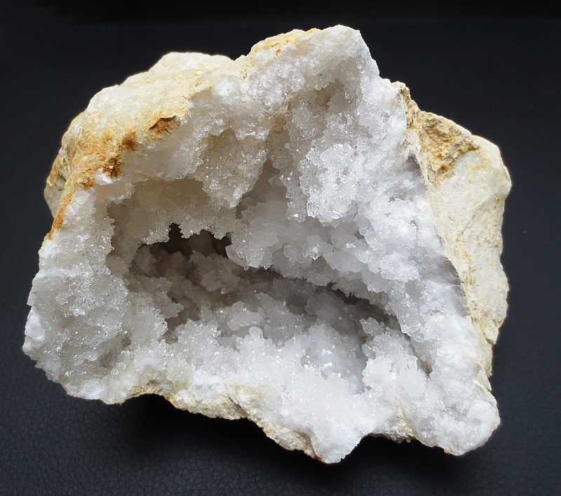 Quartz / crystal geode