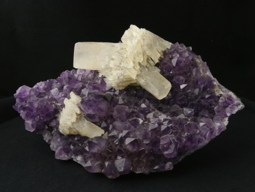 Amethyst mit Calcit