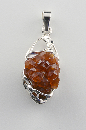 Anhänger Hessonit-Granat Ornamentik versilbert
