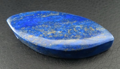Lapis Lazuli,vrtaný na koženém řemínku