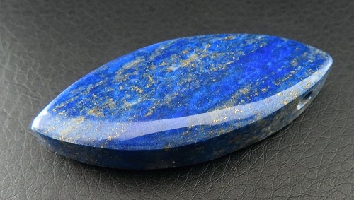 Lapis Lazuli,vrtaný na koženém řemínku