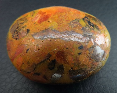 Auripigment handpoliert
