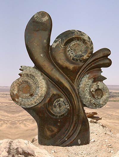 Dekorativní mramorová skulptura s goniatity a ortocery