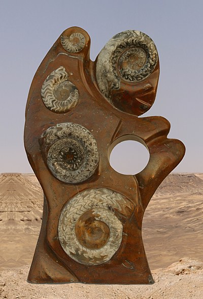 Dekorativní mramorová skulptura s goniatity a ortocery