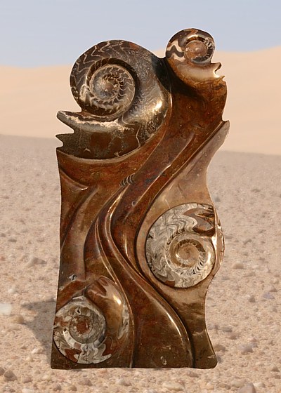 Dekorativní mramorová skulptura s goniatity a ortocery