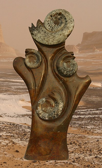 Dekorativní mramorová skulptura s goniatity a ortocery