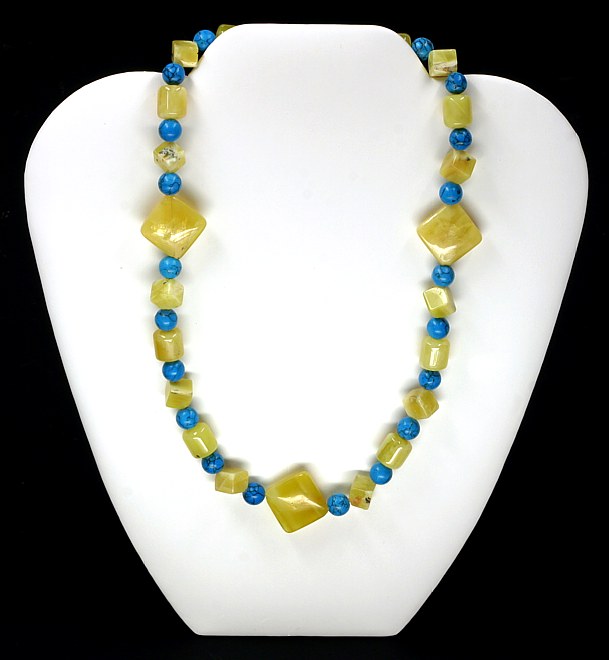 Kette aus Howlith und gelbem Opal