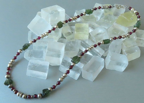 Moldavit Splitterkette mit Granat und Silber