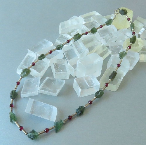 Moldavit Splitterkette mit Granat und Silber
