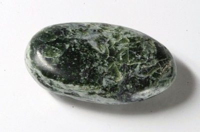Serpentin handpoliert