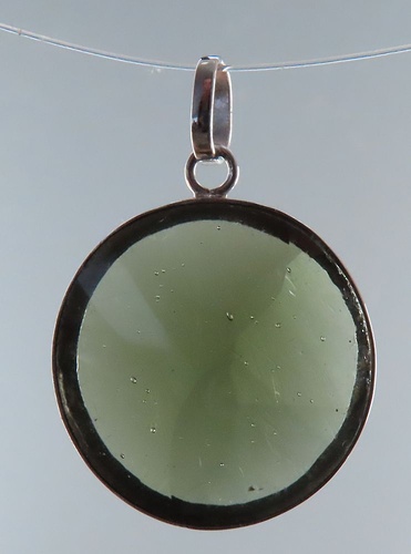 Stříbrný přívěsek s facetovaným vltavínem